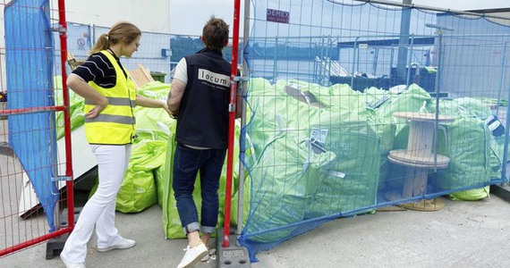 Jessica Krantz och Cristoffer Johansson vid en avfallshage vid Danderyds sjukhus.