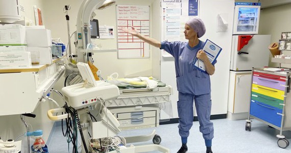 Suzi Korser Borg på kvinnokliniken, Danderyds sjukhus, vid ett värmebord för nyfödda.