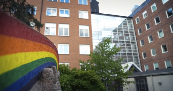 Nu sprider sig regnbågsfärger över Stockholm och vi ansluter oss också till massan som står upp för alla människors lika värde.